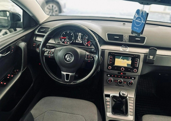 Volkswagen Passat cena 29900 przebieg: 230000, rok produkcji 2012 z Bieruń małe 704